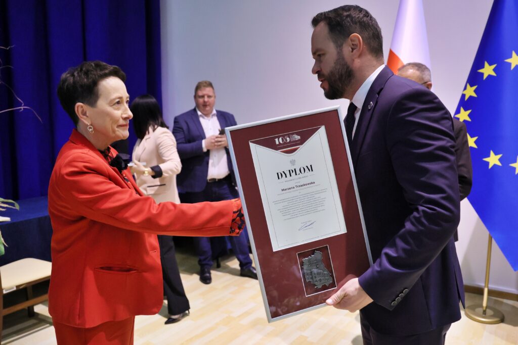 wręczenie dyplomu Pani Marzenie Trzaskowskiej przez Wojewodę Lubelskiego